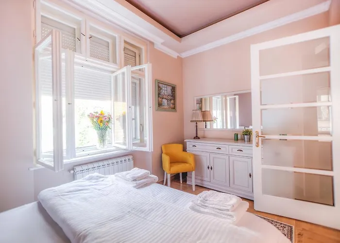 Crown Apartment - Your Royal Stay